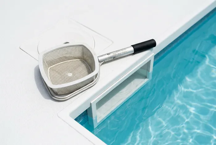 Comment déboucher un skimmer de piscine efficacement