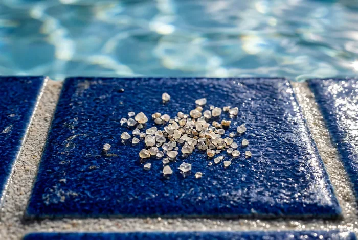 Sable dans piscine avec crépines intactes : causes et solutions